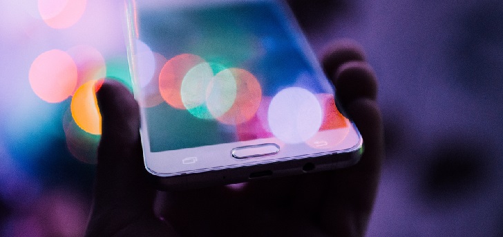 Movil en una mano humana Del ‘boom’ tecnológico a la gestión humana: las tendencias ‘techies’ que marcarán 2020